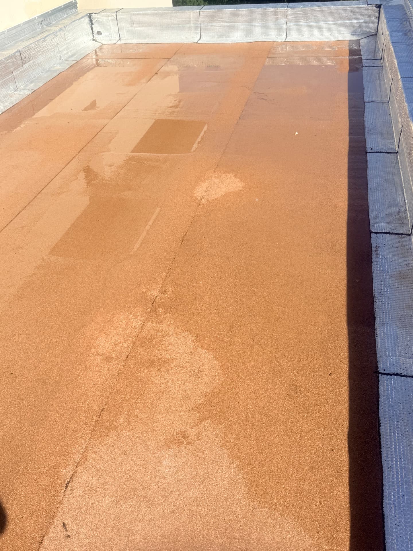 Toiture-terrasse terminée avec membrane autoprotégée à paillettes minérales et bandes solins