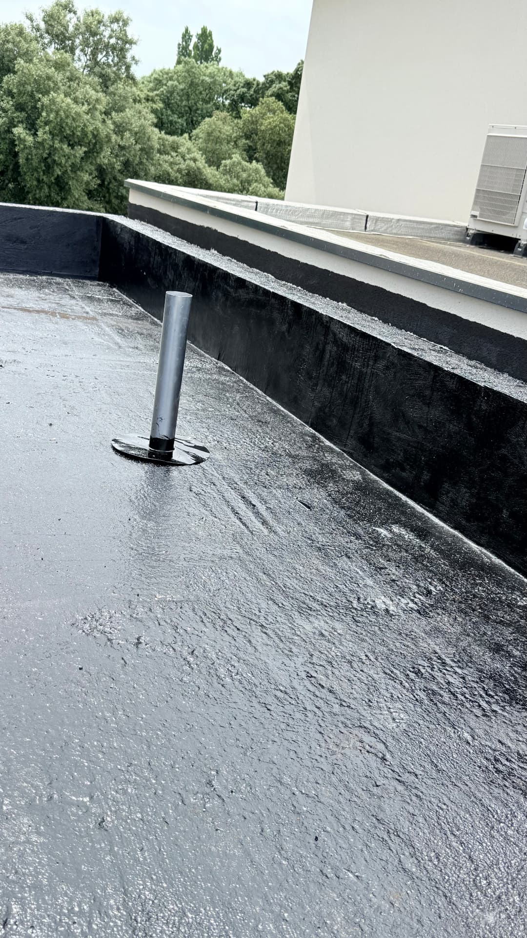 Support de toiture-terrasse préparé avec ses relevés et sa sortie de ventilation avant étanchéité