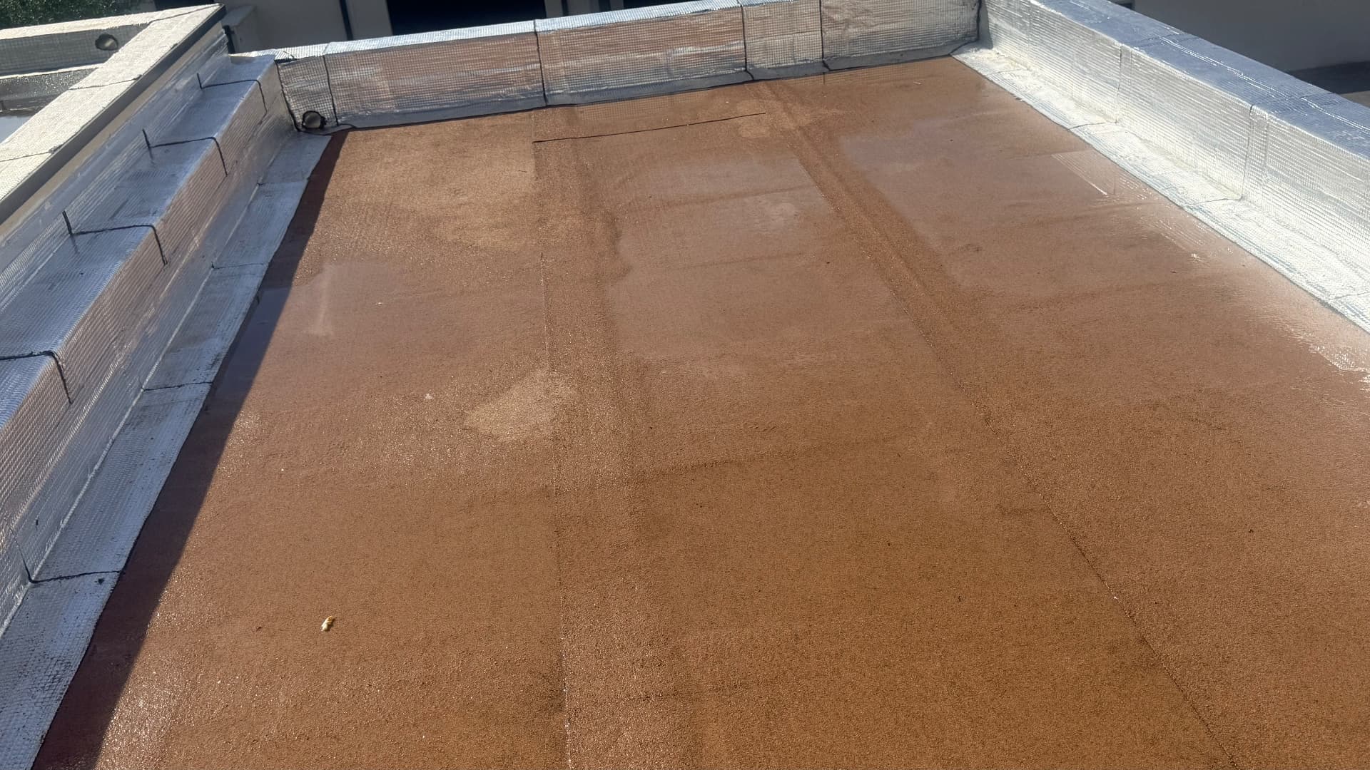 Vue d'ensemble de la toiture-terrasse étanchée et de ses relevés finis en aluminium