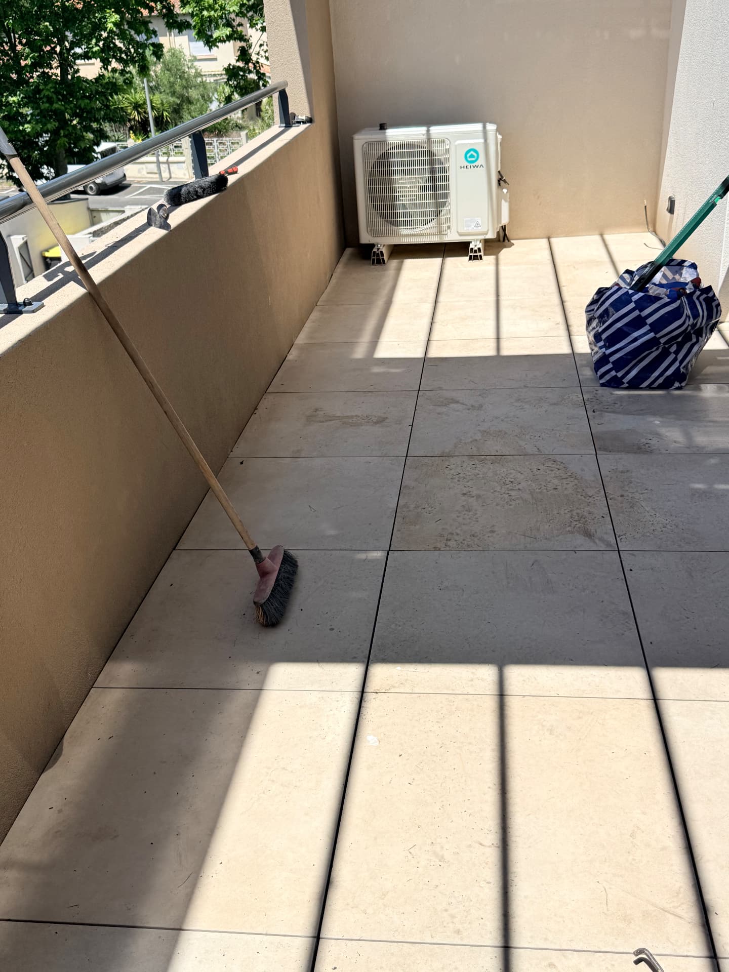 Balcon terminé avec dallage sur plots reposé et nettoyé après réfection de l'étanchéité